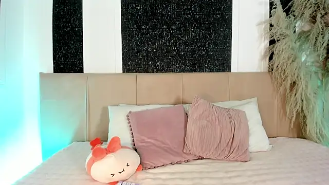 Alaia Manson online show from February 21, 2026, 7:37 pm