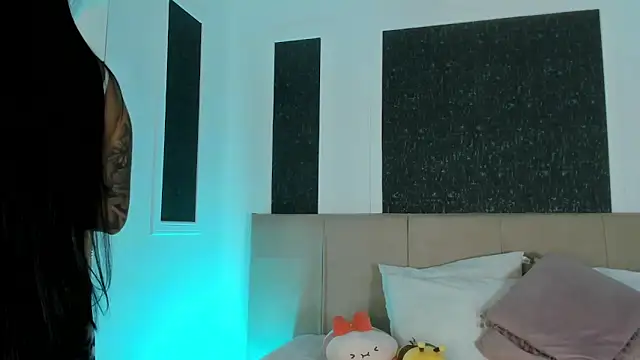 Alaia Manson online show from February 26, 2026, 7:35 pm