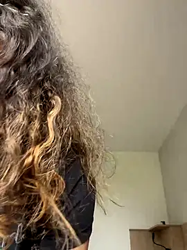 uniquerossie online show from November 14, 2025, 10:14 am