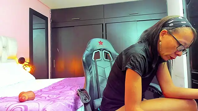 daniela xue online show from February 7, 2025, 2:08 am