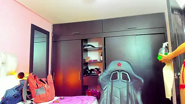 daniela xue online show from February 8, 2025, 2:26 am