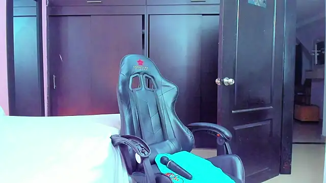 daniela xue online show from February 13, 2025, 2:01 am