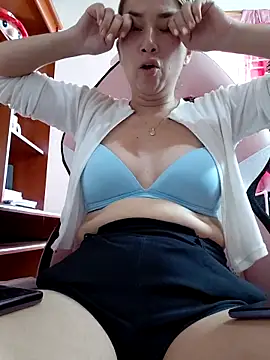 Iris love18 online show from April 15, 2026, 7:58 pm