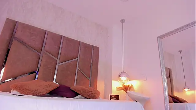 Martinaa Jones  online show from February 8, 2025, 5:50 pm