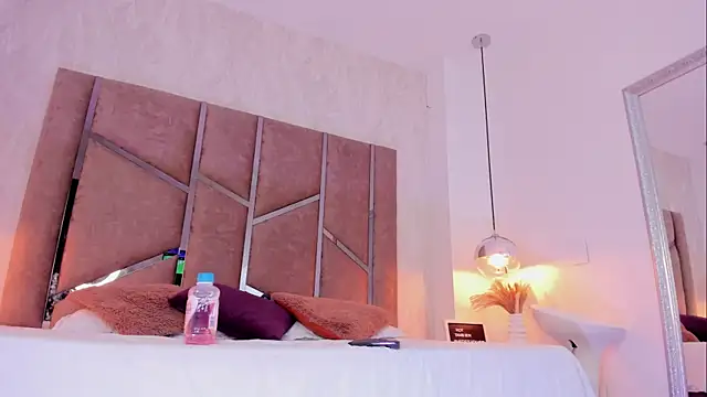 Martinaa Jones  online show from February 9, 2025, 4:07 pm