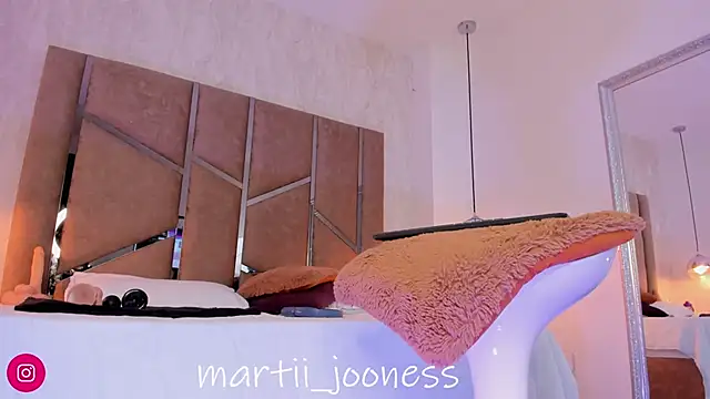 Martinaa Jones  online show from February 23, 2025, 2:18 am