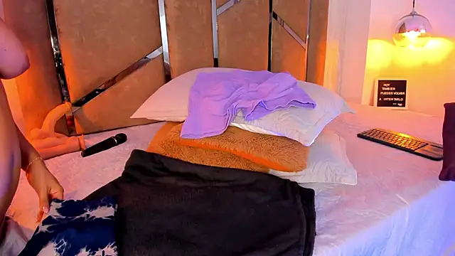 Martinaa Jones  online show from March 3, 2025, 9:05 pm