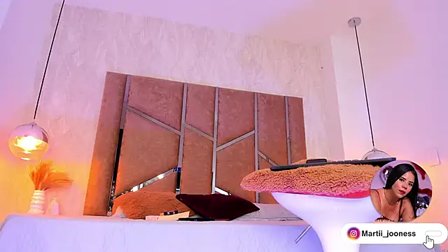 Martinaa Jones  online show from March 6, 2025, 6:37 pm