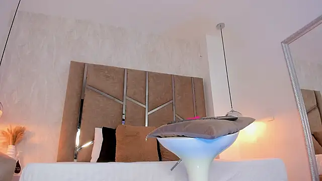 Martinaa Jones  online show from February 26, 2026, 12:37 pm