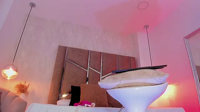 Martinaa Jones  online show from April 15, 2026, 12:56 pm