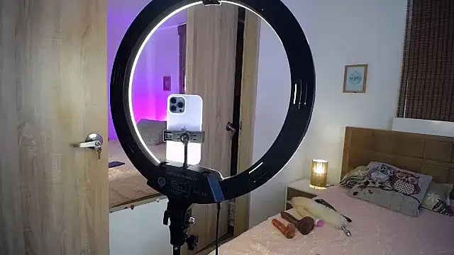 ShanonLe online show from January 22, 2025, 4:44 pm