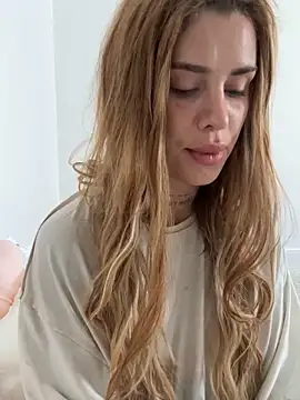 EmiliaCatalina online show from October 4, 2025, 5:22 pm