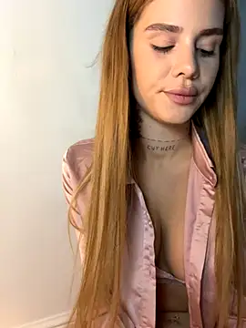 EmiliaCatalina online show from November 18, 2025, 9:52 pm