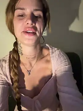 EmiliaCatalina online show from June 7, 2026, 11:19 pm