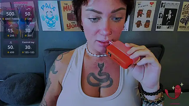 Snapshot of EllieOz chatting on June 15, 2026, 4:53 pm EllieOz online show from June 15, 2026, 4:53 pm