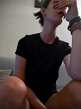 LauraBaby online show from October 24, 2025, 5:09 pm