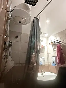 LauraBaby online show from April 12, 2026, 6:13 pm