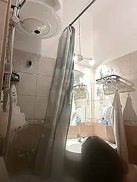 LauraBaby online show from April 22, 2026, 7:37 pm