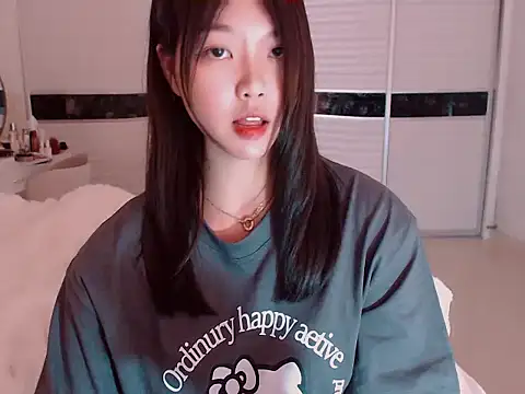 Snapshot of -Lucky_Girl chatting on February 12, 2025, 4:54 am -Lucky Girl online show from February 12, 2025, 4:54 am