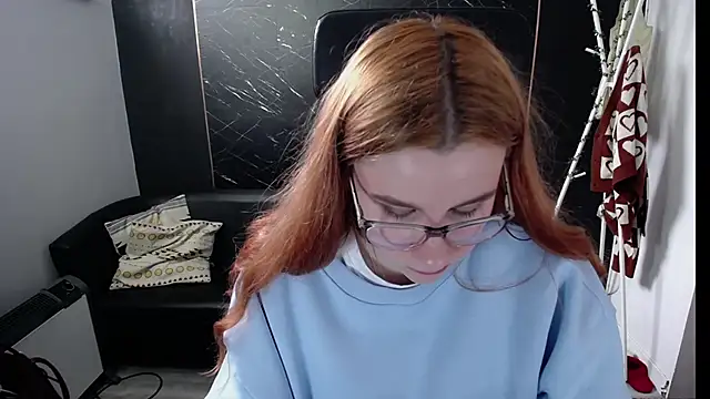 littleviki7 online show from March 11, 2025, 11:44 am