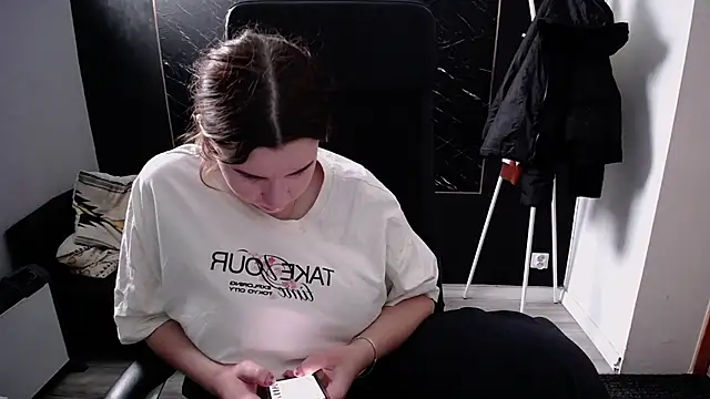 littleviki7 online show from November 24, 2025, 11:21 am