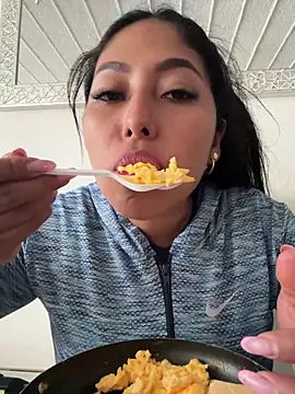 emmyjhonson07 online show from April 21, 2026, 12:11 pm