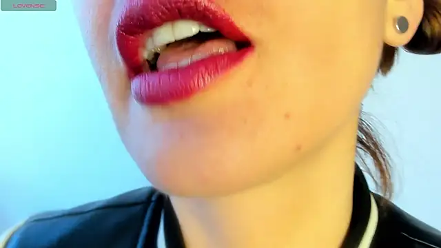 queen fetish online show from April 22, 2026, 3:46 pm