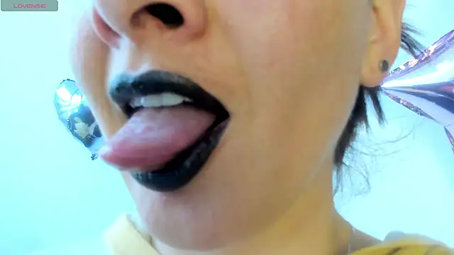 queen fetish online show from May 27, 2026, 7:00 pm