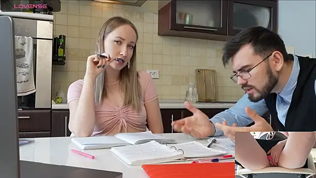 luxmuur online show from December 8, 2024, 8:41 am