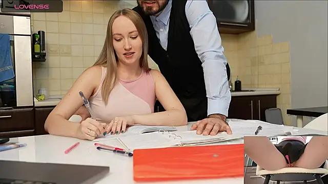 luxmuur online show from December 9, 2024, 6:35 pm