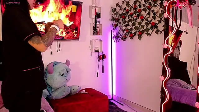 Alaia Asuka online show from September 27, 2025, 12:48 am