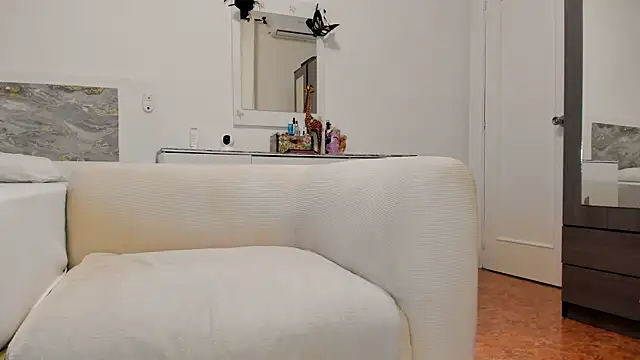 anisialuna  online show from October 15, 2025, 6:24 am