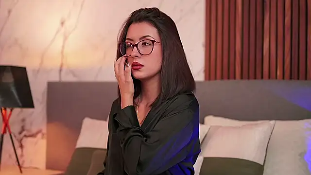 EmaSaenz online show from December 18, 2024, 9:18 pm