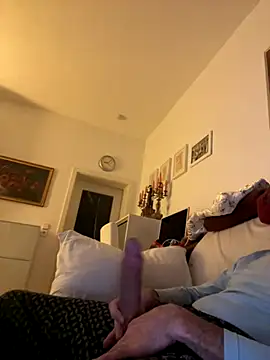 Frank22xx online show from November 8, 2025, 8:07 pm