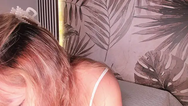 Samaantha-White online show from February 22, 2025, 3:25 pm