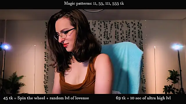 Snapshot of Alicia_x_art chatting on July 18, 2026, 10:35 pm Alicia x art online show from July 18, 2026, 10:35 pm
