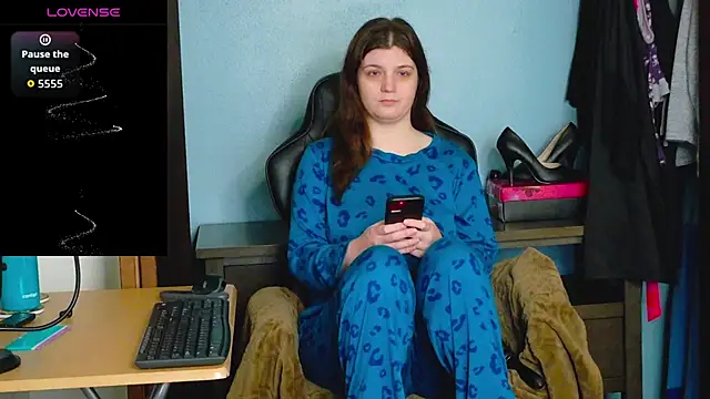 TreeJeanne online show from November 30, 2025, 3:43 am