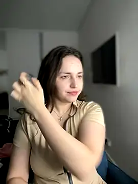 HoneySweetBee online show from November 28, 2025, 11:18 pm