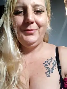 BecciDeluxe online show from January 18, 2026, 7:50 pm