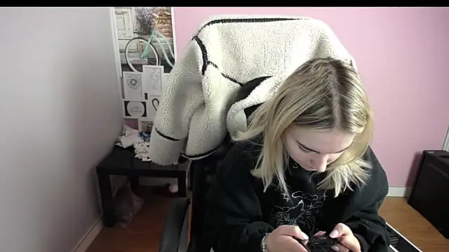 viktoria lovely online show from December 18, 2025, 9:37 am