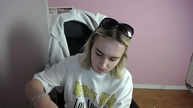 viktoria lovely online show from May 20, 2026, 6:19 am