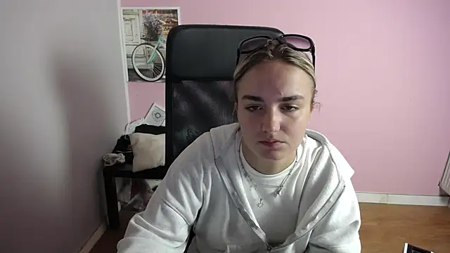 Snapshot of viktoria_lovely chatting on July 21, 2026, 7:00 am viktoria lovely online show from July 21, 2026, 7:00 am