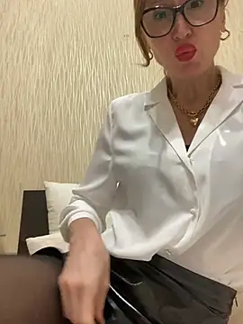 Snapshot of LauraDavis chatting on May 1, 2026, 8:24 pm LauraDavis online show from May 1, 2026, 8:24 pm