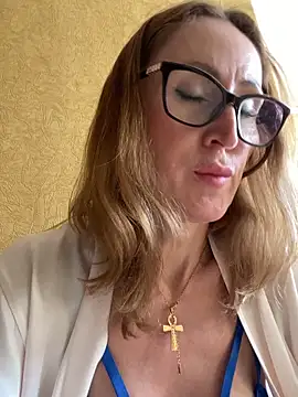 Snapshot of LauraDavis chatting on June 21, 2026, 2:41 pm LauraDavis online show from June 21, 2026, 2:41 pm