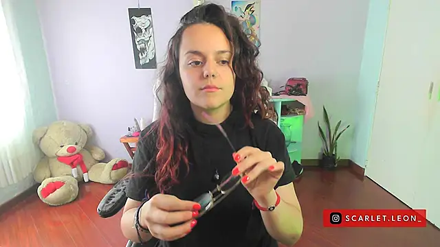 Scarletleon77 online show from January 17, 2025, 4:04 pm