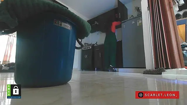 Scarletleon77 online show from September 18, 2025, 7:05 pm