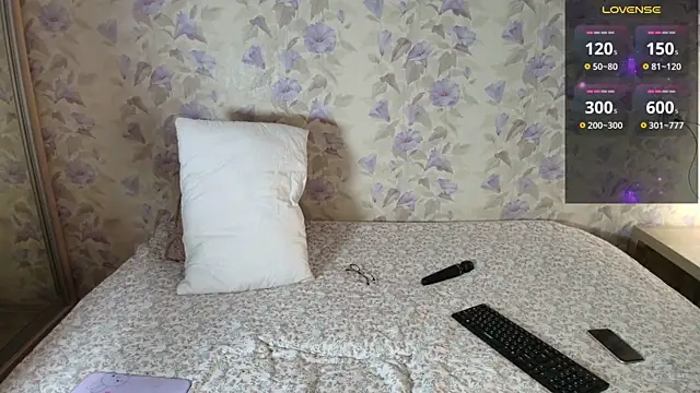Snapshot of Louise_Lavender chatting on May 1, 2026, 3:22 am Louise Lavender online show from May 1, 2026, 3:22 am