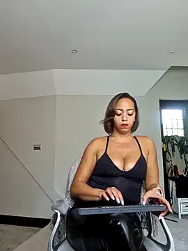 Snapshot of QueenTricks1 chatting on September 22, 2025, 11:45 am QueenTricks1 online show from September 22, 2025, 11:45 am