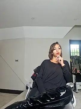 Snapshot of QueenTricks1 chatting on October 15, 2025, 8:25 am QueenTricks1 online show from October 15, 2025, 8:25 am