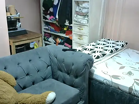 slender-qwene online show from July 13, 2026, 7:49 pm